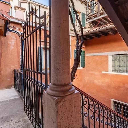 Rialto Quiet Heritage Casa Veronica - 5 Guests - 5 Mins Rialto Venedik